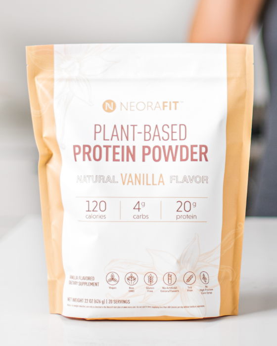 NeoraFit 植物蛋白粉放在厨房台面上